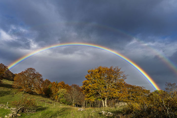 Double arc-en-ciel au-dessus des paysages d’automne du Salève