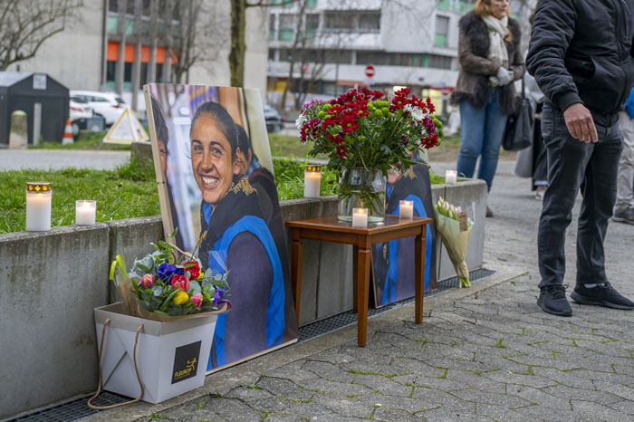 Fleurs, bougies et portraits déposés en hommage à Angela à Genève