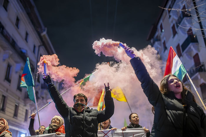 Manifestation kurde à Genève avec drapeaux et fumigènes