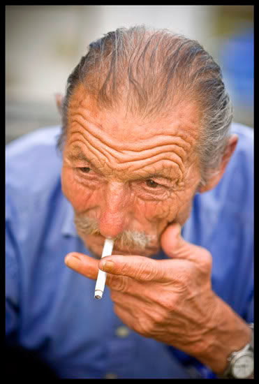 anouche fumant sa cigarette